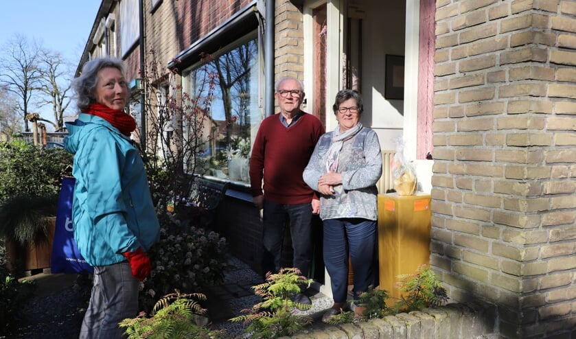 Vrijwilligster Gerrie de Krom bezorgt het presentje bij de familie Burggrave.