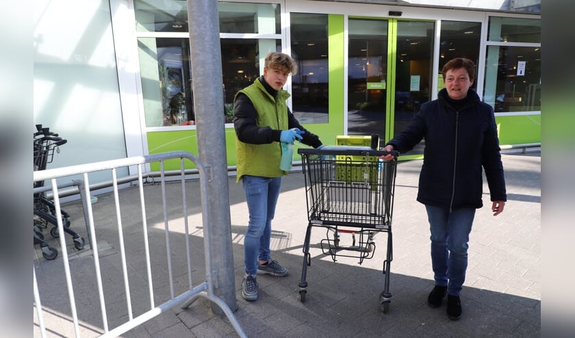Bij de entree van PLUS ontvangt iedere klant een gereinigde kar.