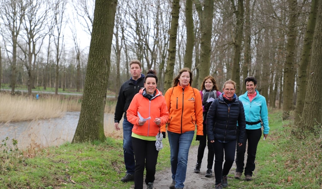 Een groepje deelnemers aan friends of walking op pad bij Fort de Roovere. 