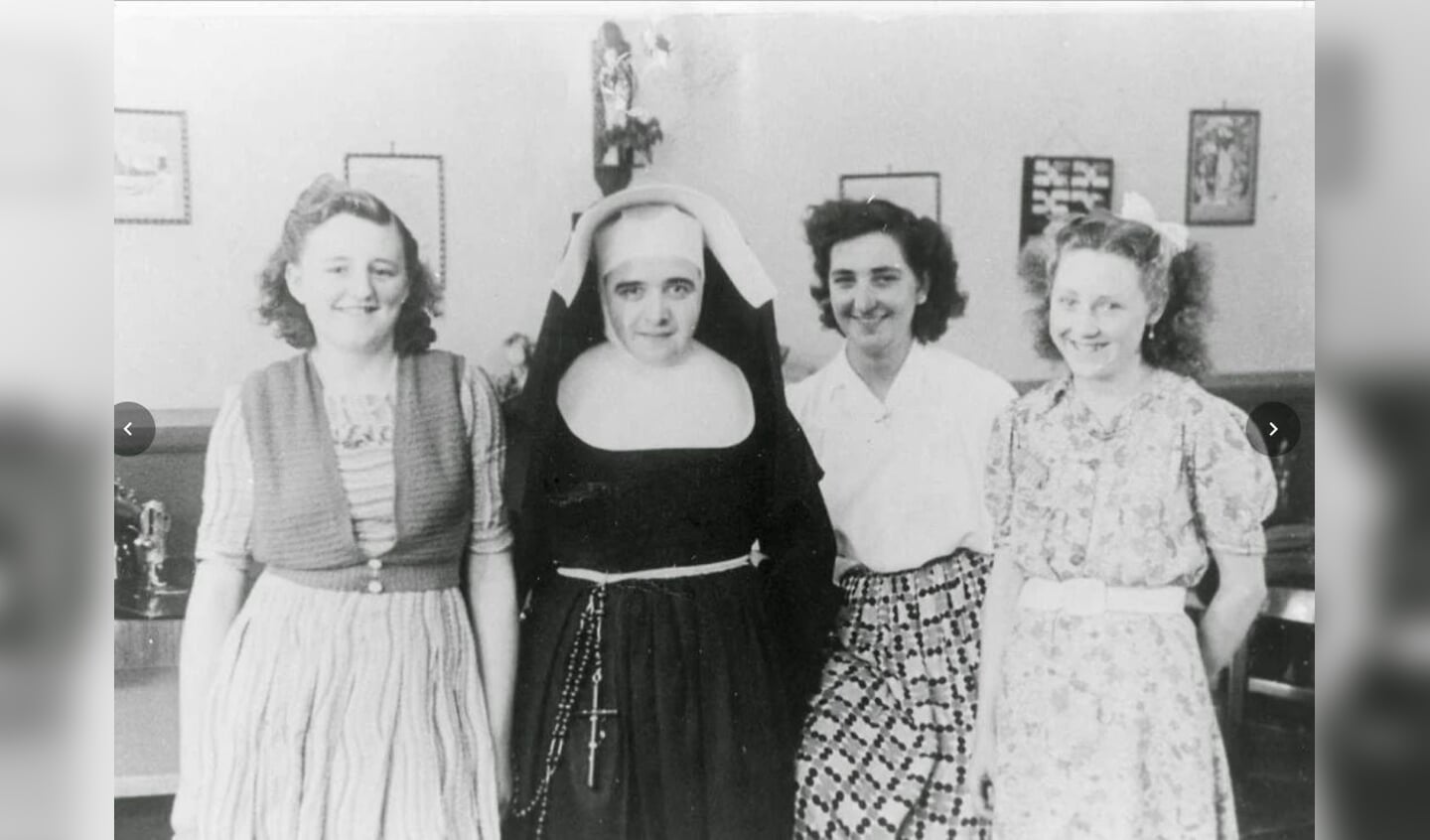Oude foto Ossendrecht zuster met drie jonge vrouwen