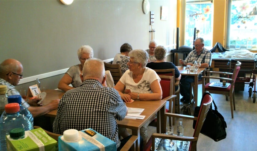 Gezellig kaarten en wat drinken in 't Blickvelt
