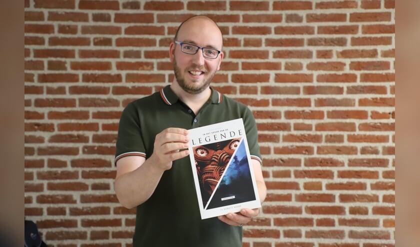 Joost Schijns toont zijn eerste uitgave.
