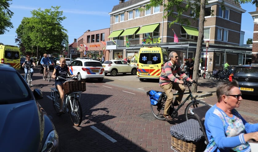 Consternatie in en rond de PLUS supermarkt in Halsteren waar een man een epileptische aanval kreeg en gewond raakte aan het hoofd.
