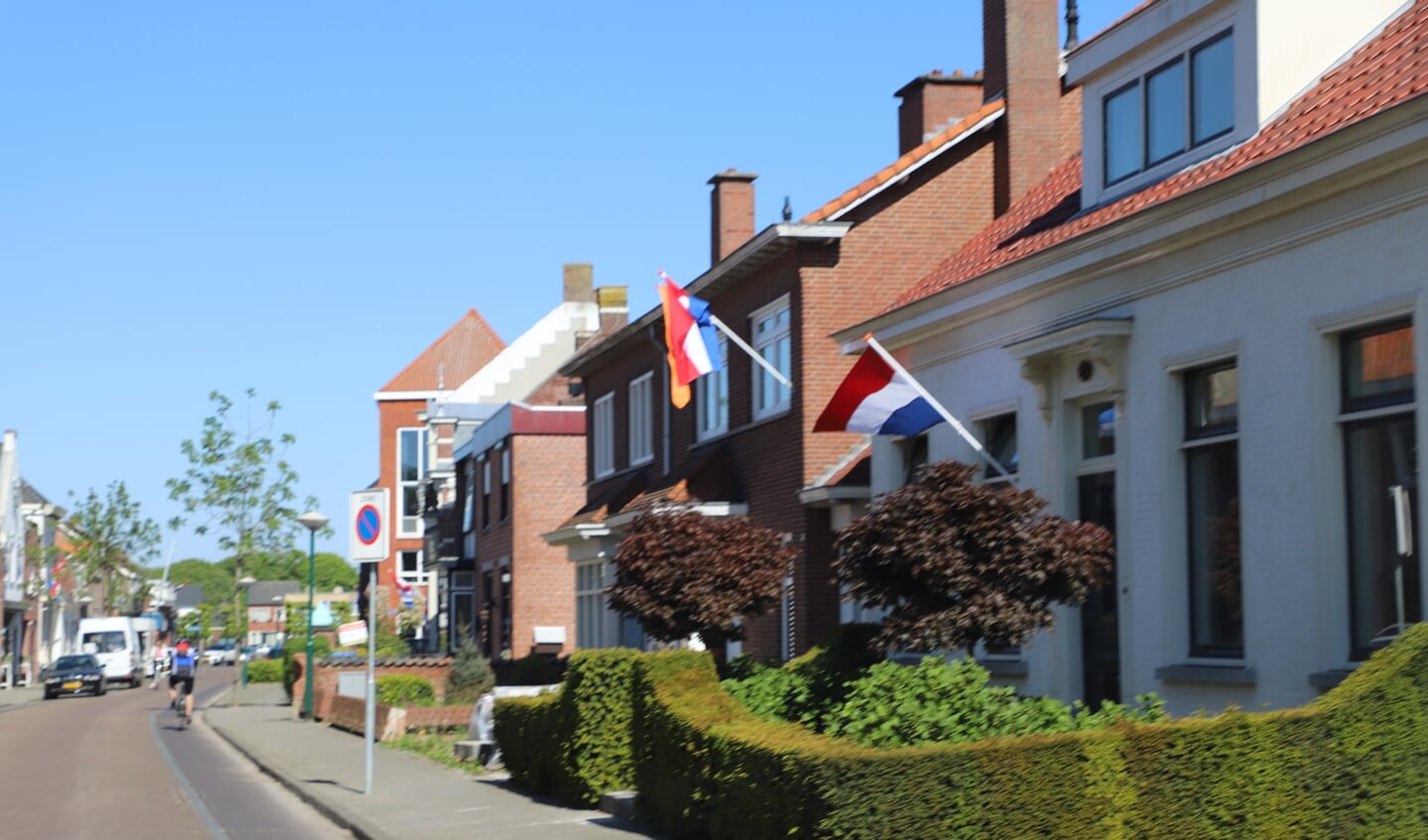 Vlaggen op Bevrijdingsdag in dorp Ossendrecht.