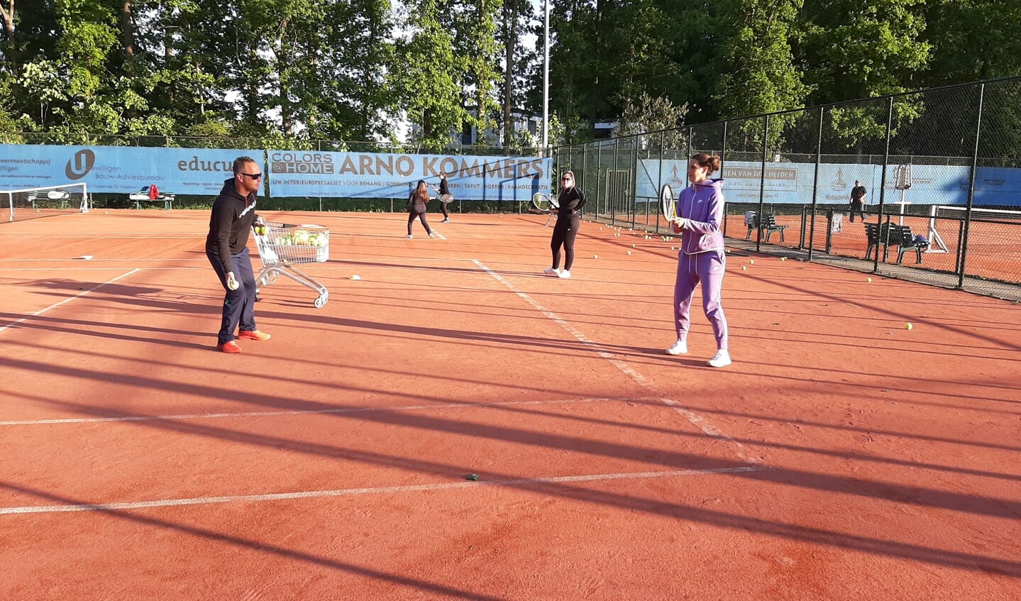 Bij de Halsterse Tennisvereniging zijn de lessen weer begonnen. 