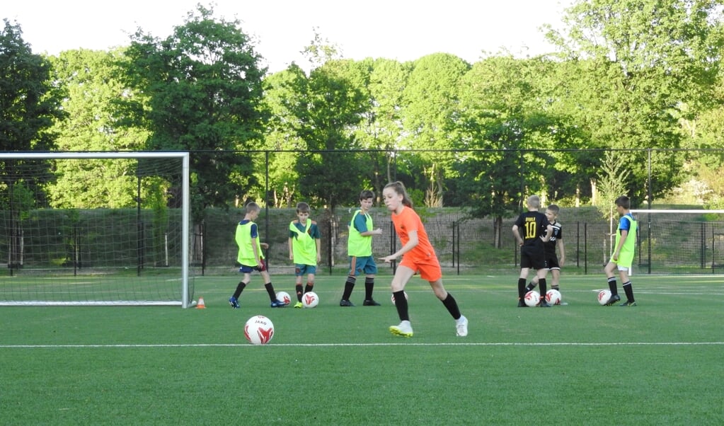 Voetbaljeugd maakt zich op voor het eerste Zuidwesthoektoernooi met deelnemers van alle vijf de verenigingen in gemeente Woensdrecht. 