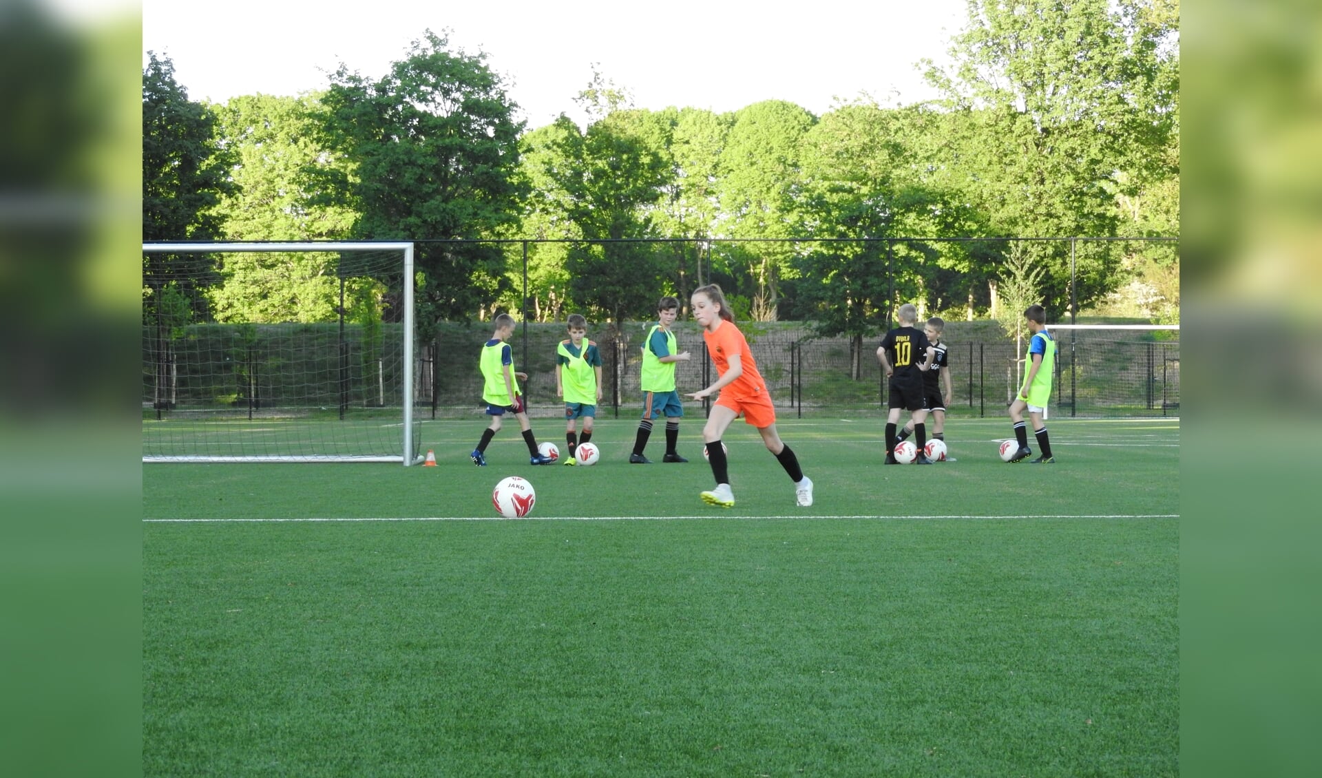 Voetbaljeugd maakt zich op voor het eerste Zuidwesthoektoernooi met deelnemers van alle vijf de verenigingen in gemeente Woensdrecht. 