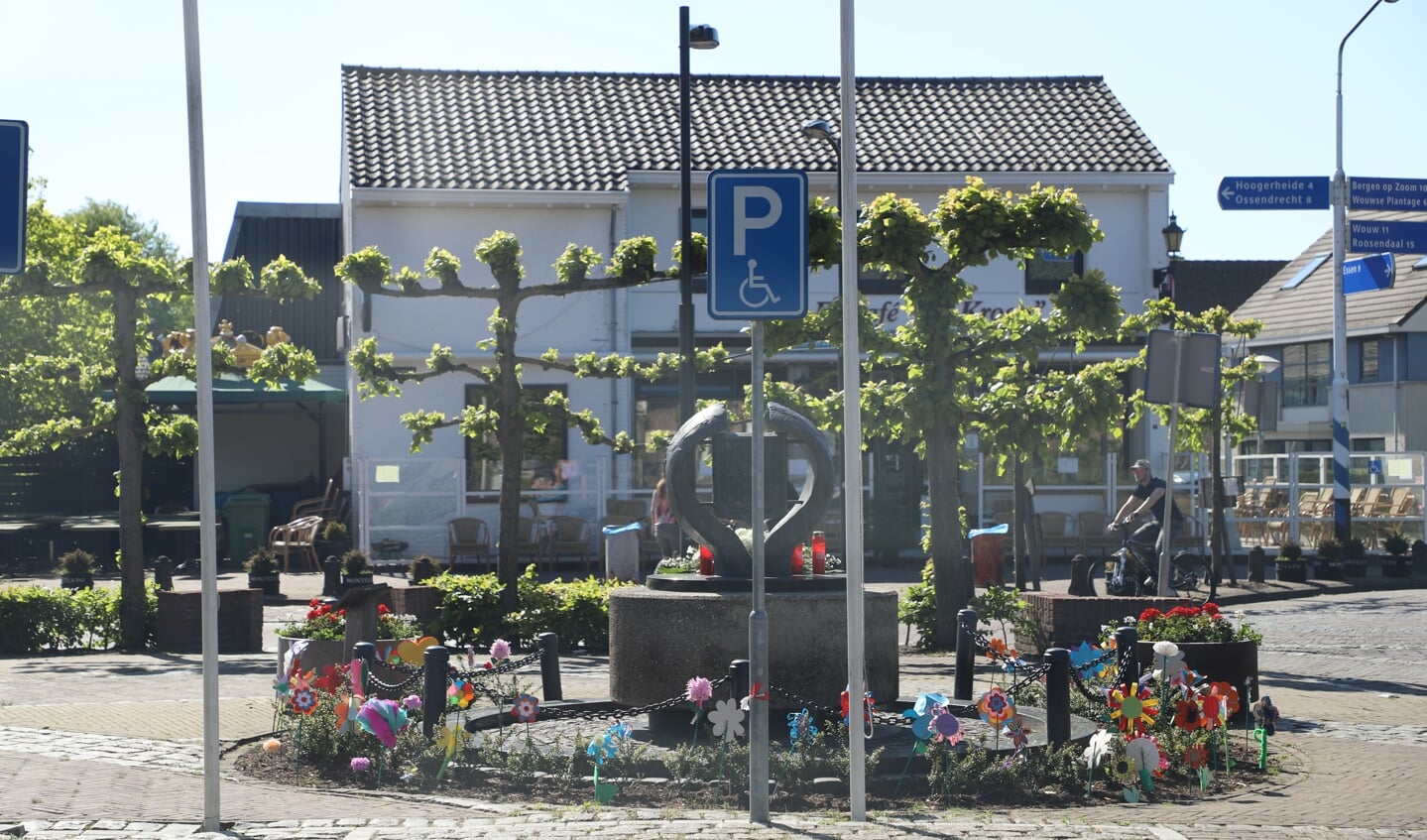 Dodenherdenking bij Bevrijdingsmonument Huijbergen.
