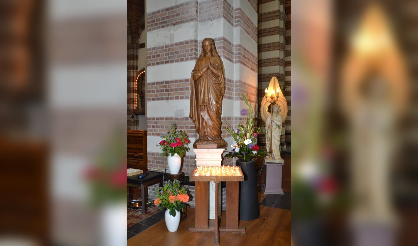 Mariabeeld in kerk