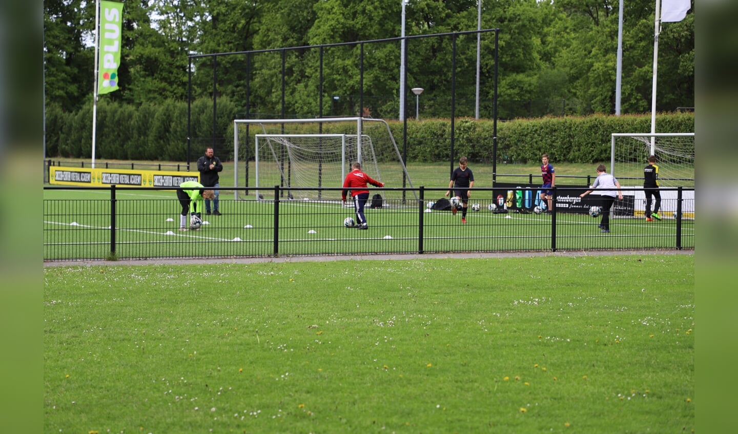 Op Sportpark De Beek zijn de voelbaltrainingen voor jeugd weer begonnen.