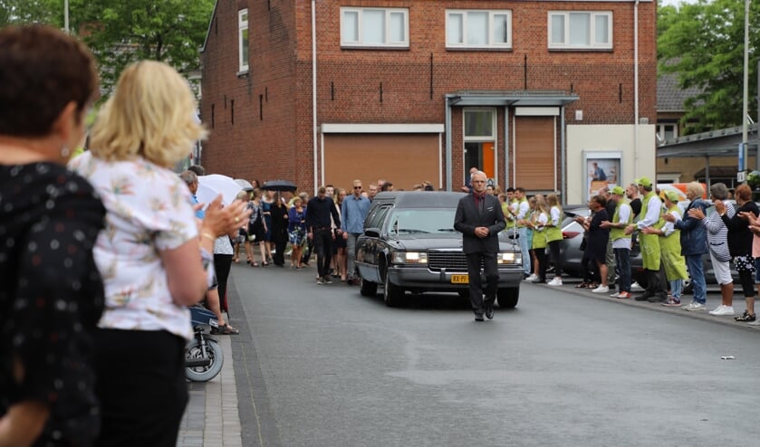 Mia Grinwis door erehaag naar laatste rustplaats.