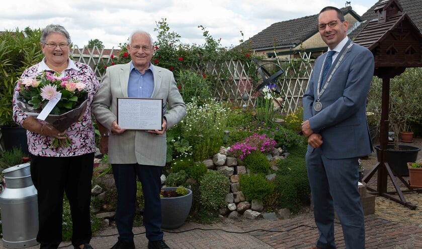 Diamanten paar Adriaansen-Bastiaansen met de burgemeester.