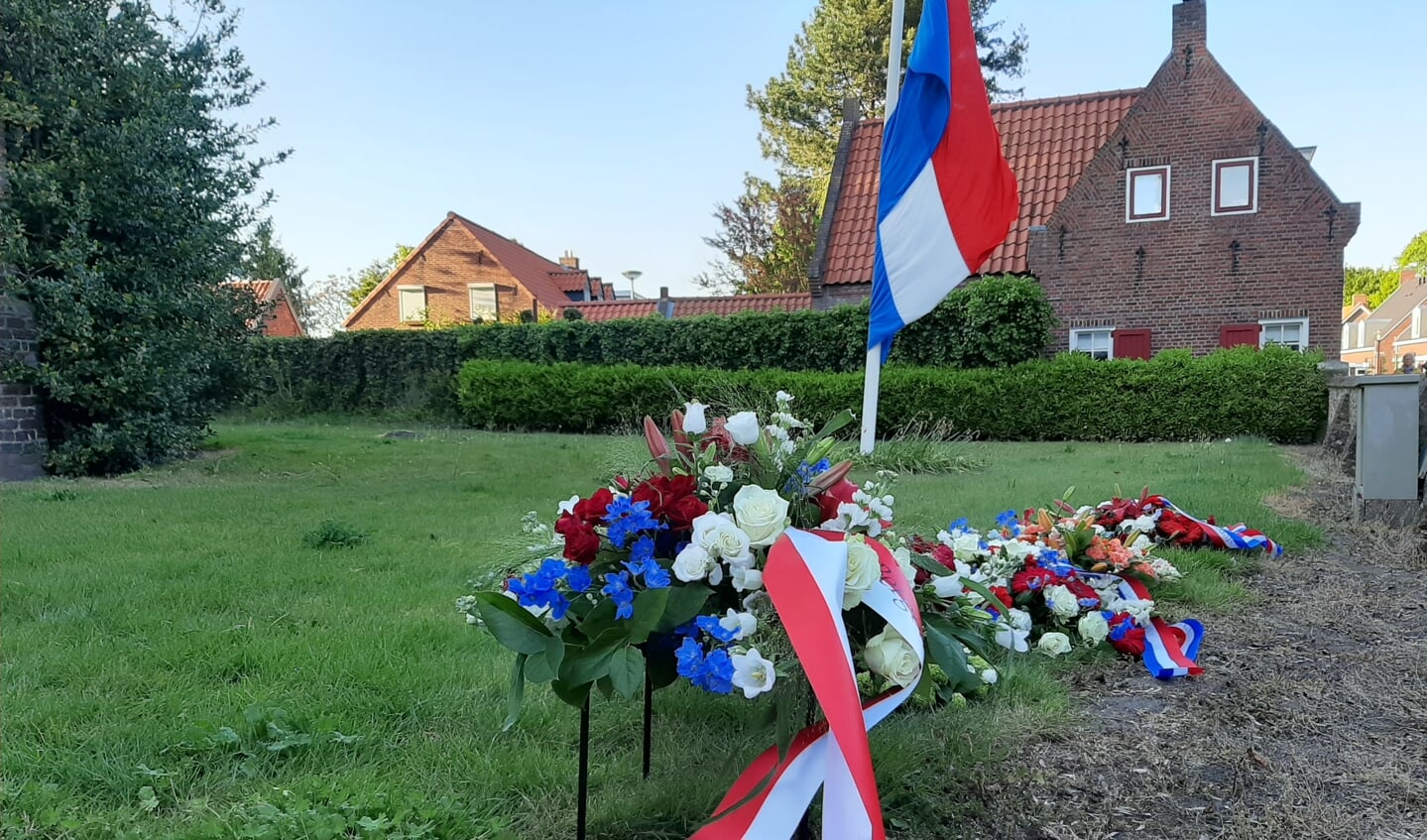 Bloemen voor oorlogsmonument Martinuskerk Halsteren.