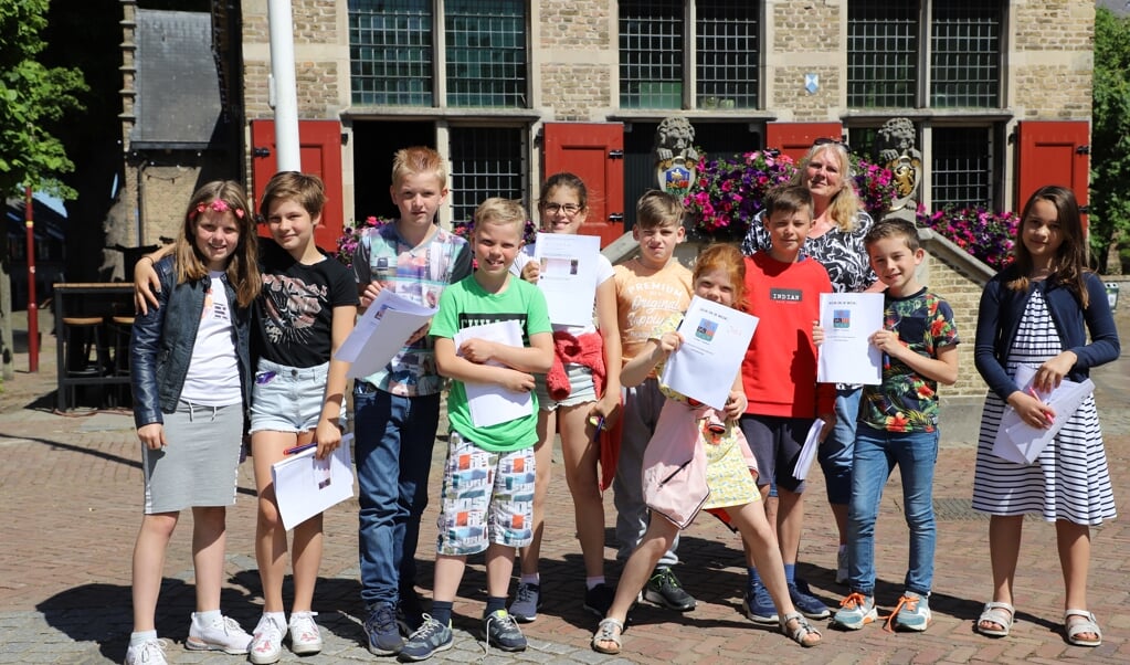 Leerlingen van De Springplank op excursie in dorp Halsteren.
