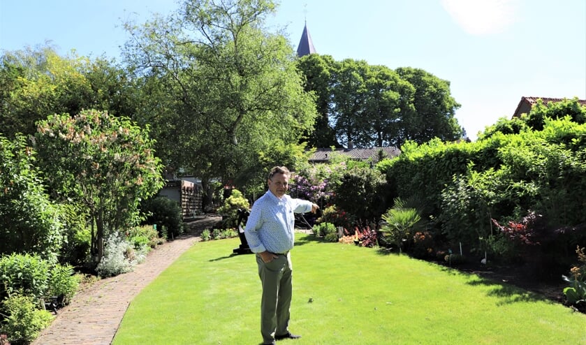 André van de Rijzen in de achtertuin van de woning waar zijn opa Marijn van de Rijzen honderd jaar geleden de doopvont ontdekte.