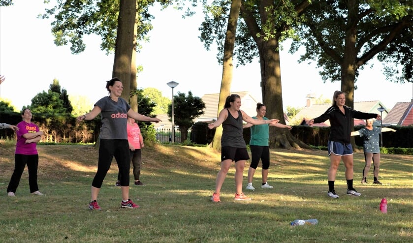 Zumba buiten in Eikelhof te Ossendrecht.