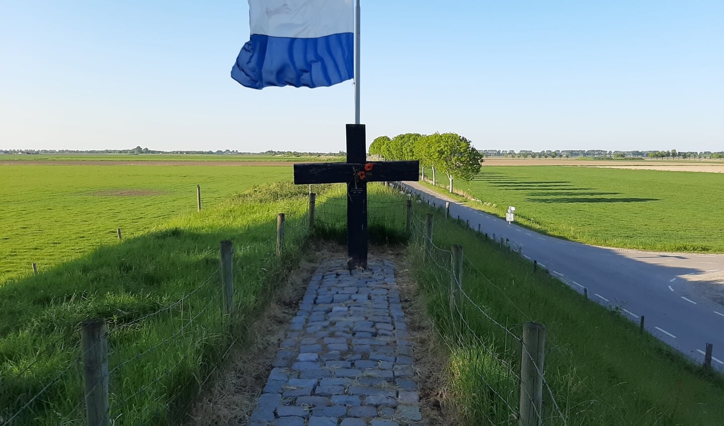 Vlag halfstok bij het monument Glymesweg/Rubeerdijk in Lepelstraat.