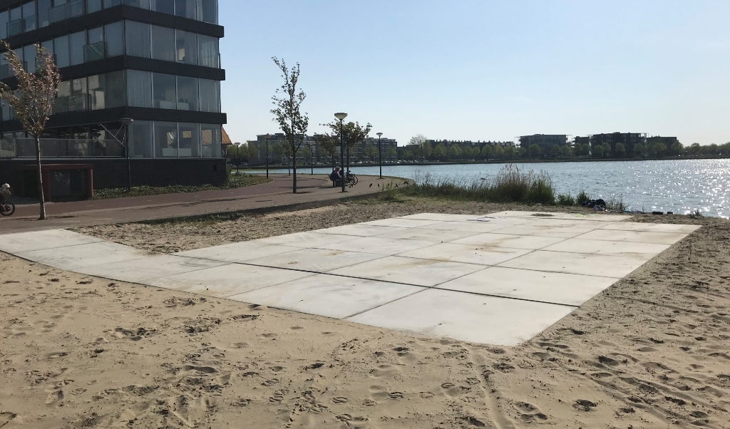 Rolstoel vriendelijk strand aan de Binnenschelde.