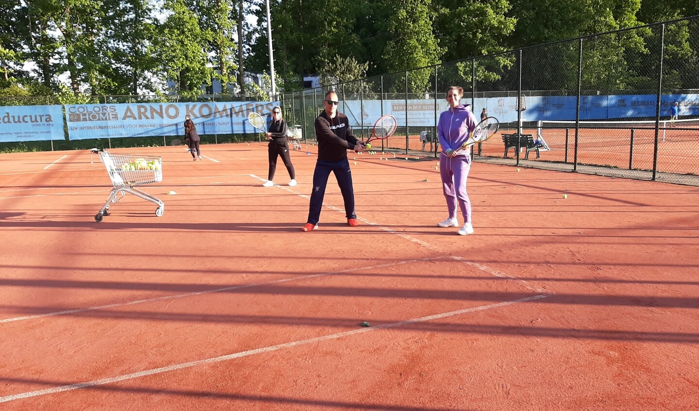 Bij de Halsterse Tennisvereniging zijn de lessen weer van start gegaan.
