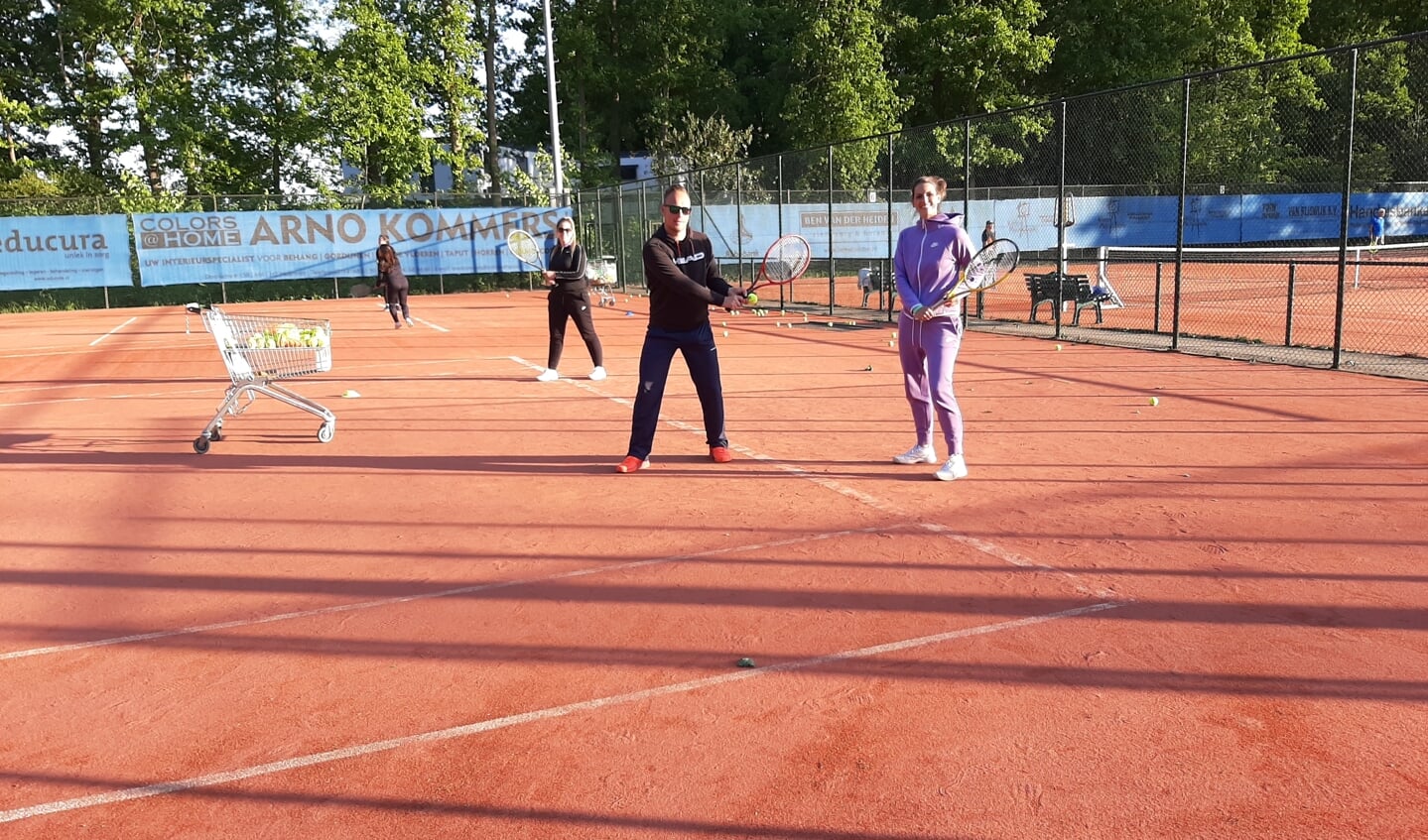 Bij de Halsterse Tennisvereniging zijn de lessen weer van start gegaan. 