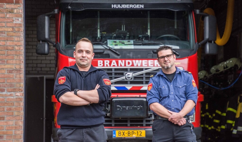 Jeffrey van Dijke en Joost van Broekhoven van de Huijbergse brandweer.