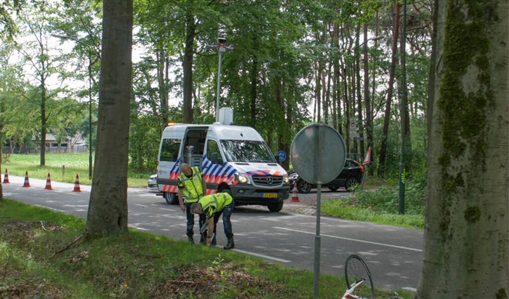 Sporenonderzoek op de Putseweg bij Ossendrecht na een ernstig ongeval waarbij een wielrenner en auto elkaar raakten. 