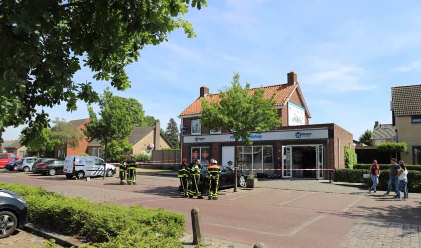 De pui van dierenwinkel Petshop raakte flink beschadigd nadat er een elektrische auto tegenaan was gereden.