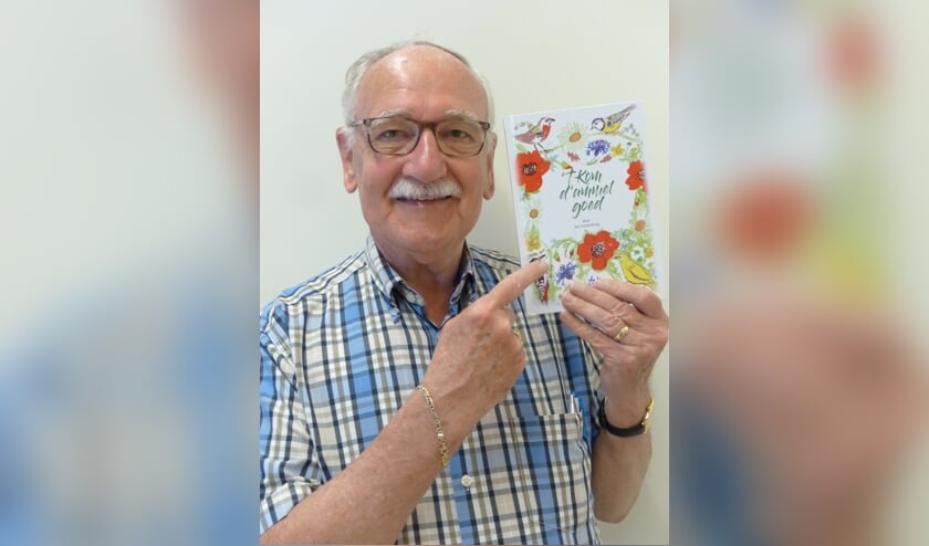 Jan Luysterburg met het boek dat hij binnenkort presenteert.