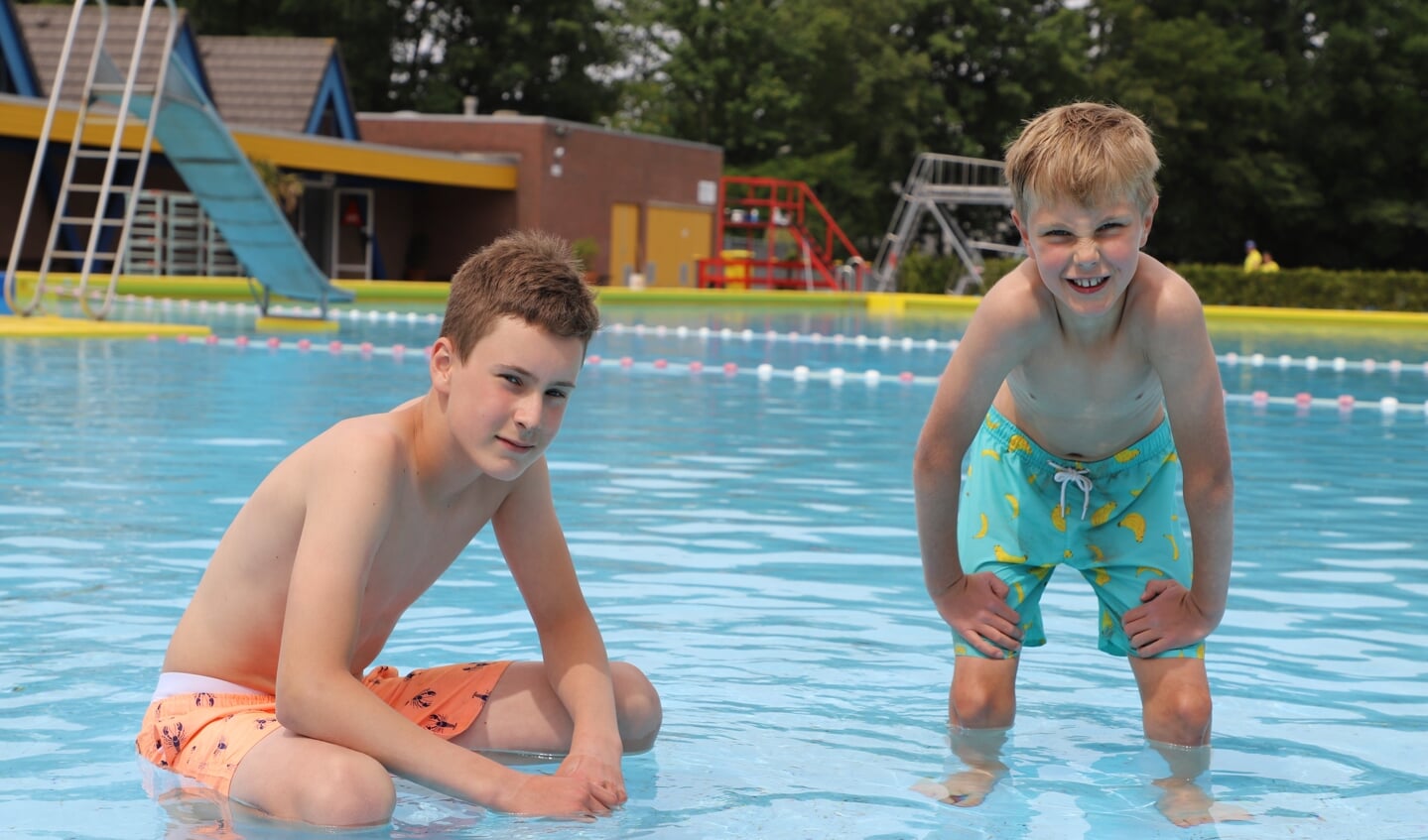 Gabriël en Matthias genieten in zwembad De Melanen