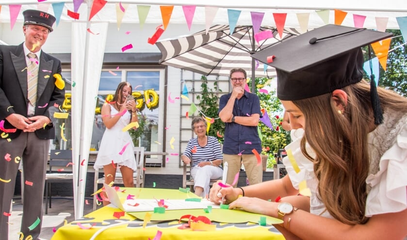 Tekenen van het diploma.