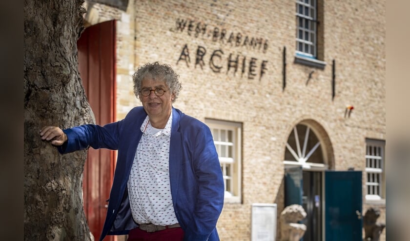 Afscheidnemend directeur Wim Reijnders bij de ingang van het Koetshuis in Bergen op Zoom
