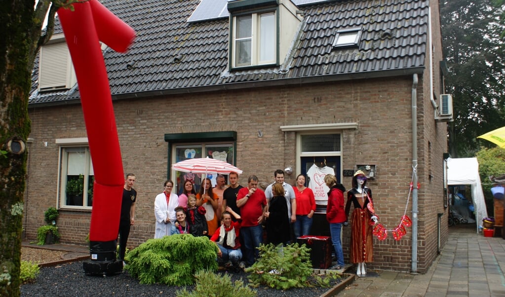 Vrijwilligers van Samen Sterk bij het inzamelpunt aan de Julianastraat 26 in Halsteren.