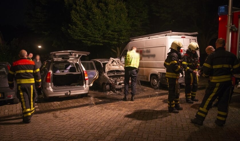 Een uitgebrand en twee beschadigde voertuigen aan de Gagelweg.