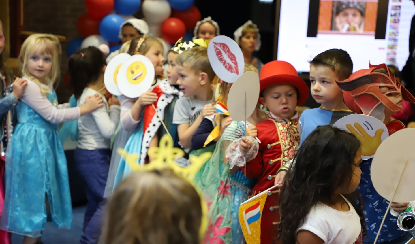 Kleuterjuf Lia Konings nam als een koningin afscheid van de Sint Maartenschool in Halsteren.