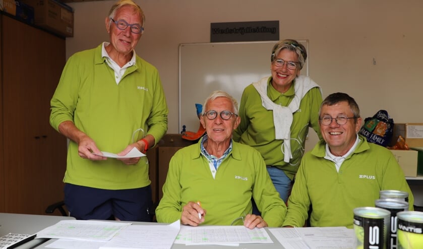 Organisatoren van het 60+ tennistoernooi bij HTV.