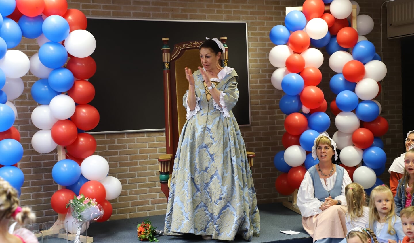 Kleuterjuf Lia Konings nam als een koningin afscheid van de Sint Maartenschool in Halsteren.