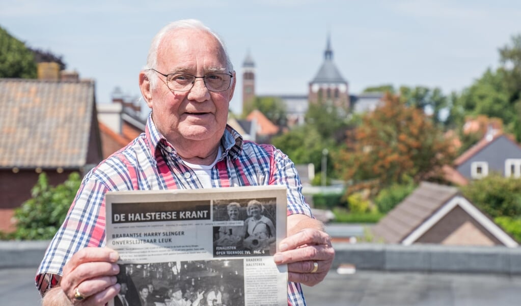 Gerrit Brusselaars met De Halsterse Krant waar hij zeventien jaar geleden als Harry Slinger op stond. 
