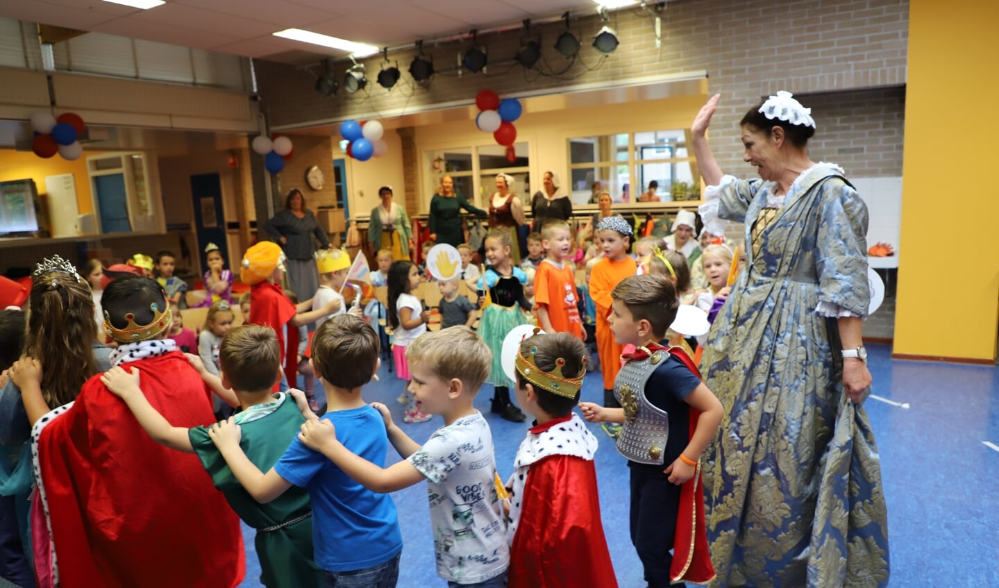 Kleuterjuf Lia Konings nam als een koningin afscheid van de Sint Maartenschool in Halsteren.