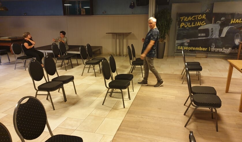 In de zaal moeten voorzieningen getroffen worden voor de voorstellingen van Ons Kent Ons.