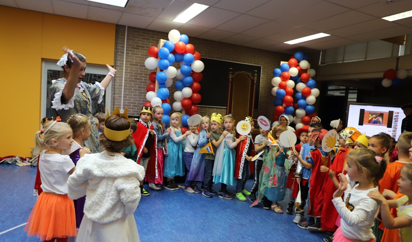 Kleuterjuf Lia Konings nam als een koningin afscheid van de Sint Maartenschool in Halsteren.