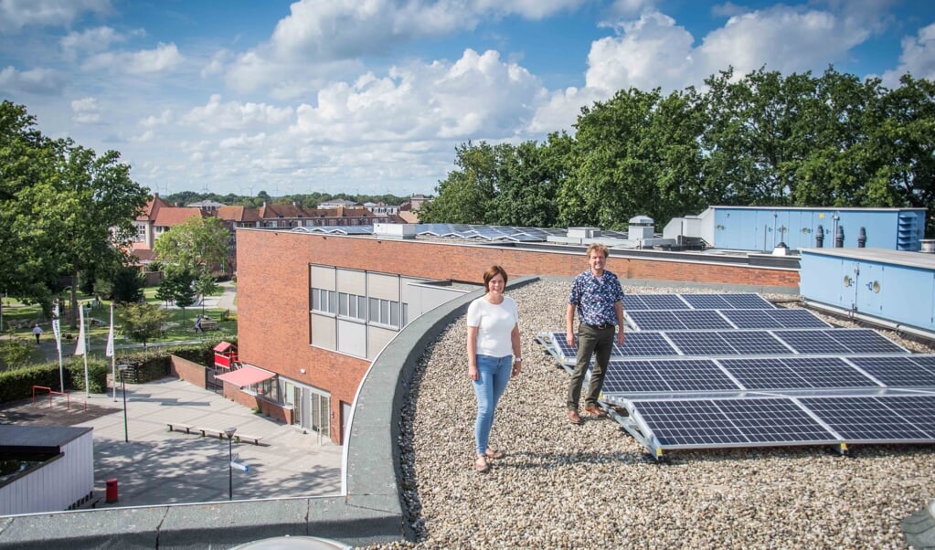 Directeuren Hanneke Meulblok en Ab de Laater verwachten veel van de zonnepanelen op hun schoolgebouw.