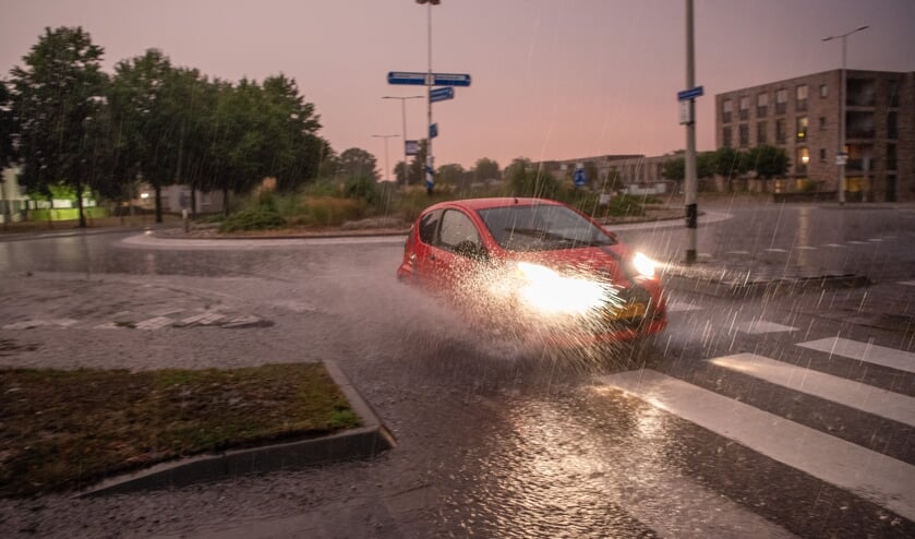 Wateroverlast bij de rotonde Halsterseweg- Vogelenzang in Halsteren