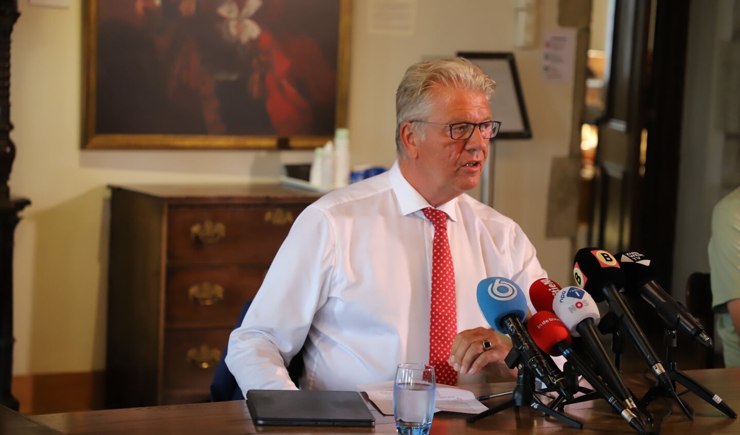 Burgemeester Frank Petter tijdens de persconferentie over het fors gestegen aantal corona-besmettingen in Bergen op Zoom. 