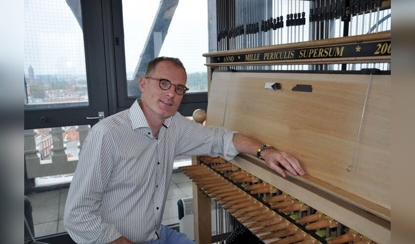 <p>Janno den Engelsman bespeelt beiaard.</p>