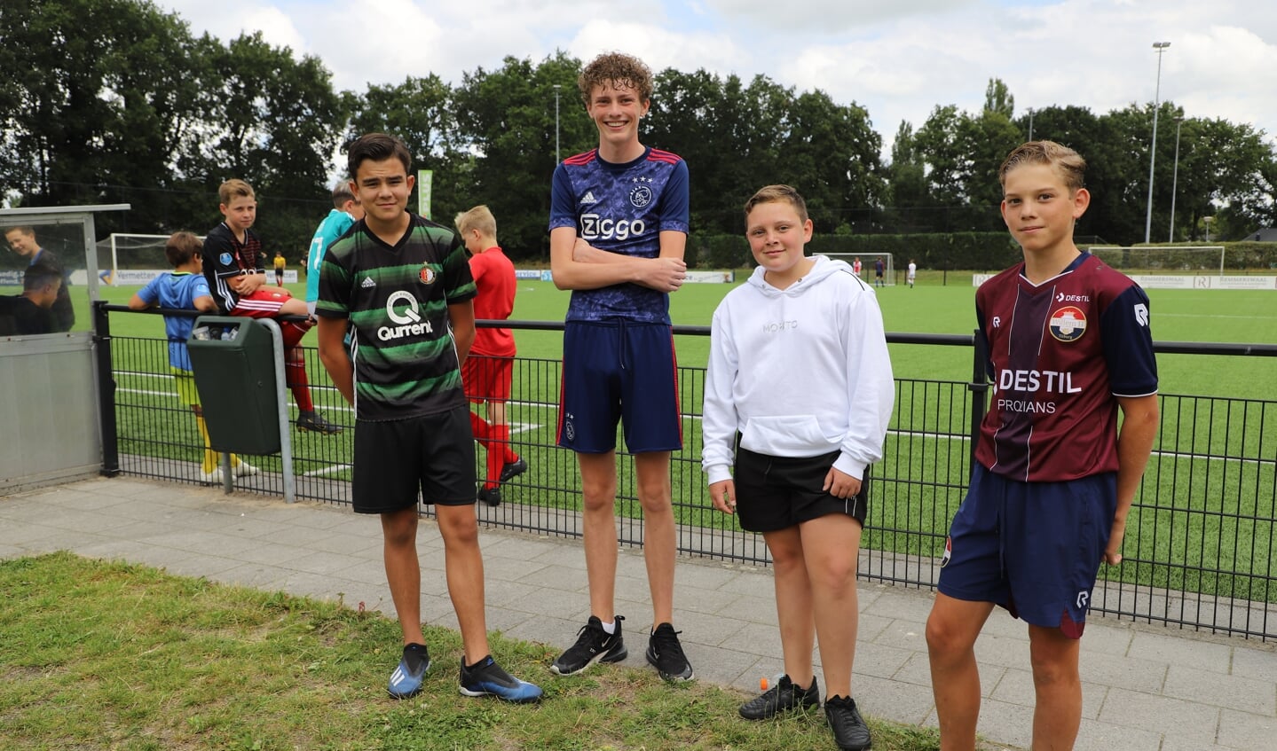 Voetbaltoernooi voor en door jongelui op Sportpark de Beek, met van links naar rechts de organisatoren: Jay van Doorenmaal, Lucas van Zon, Mayro Ajouri en Siegert Baartmans.