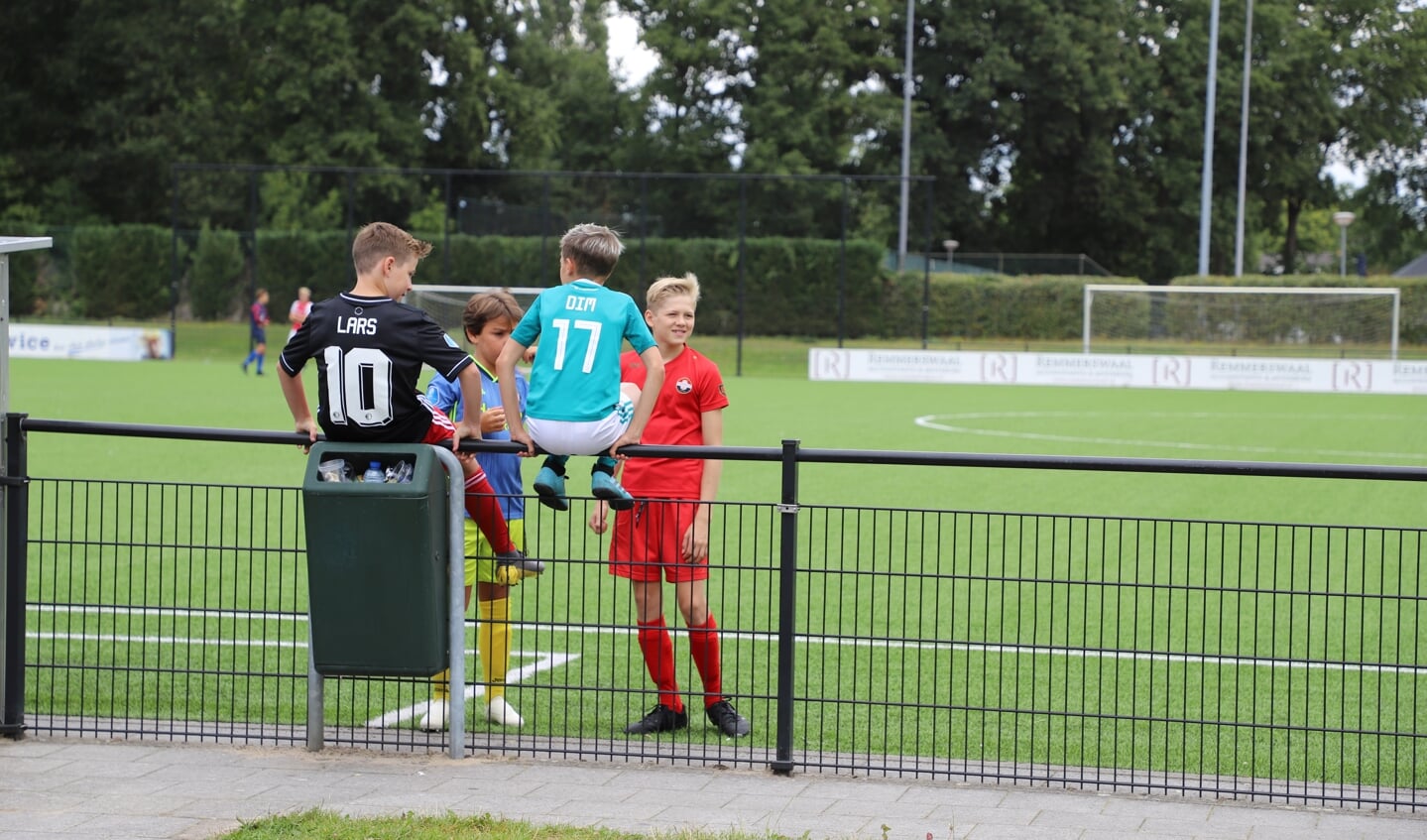 Voetbaltoernooi voor en door jongelui op Sportpark de Beek.