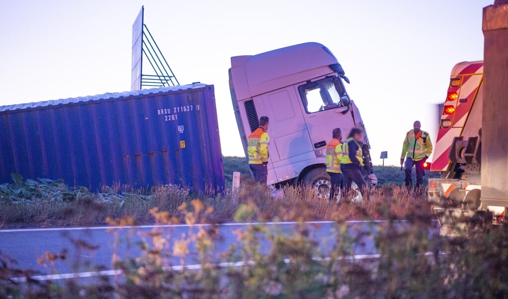 Vrachtwagen met containers raakt van de weg op A4.