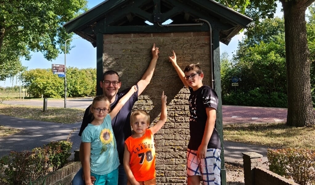 Een deelnemend gezin bij een opdracht tijdens de Fiets-Foto-Puzzeltocht rond Ossendrecht.
