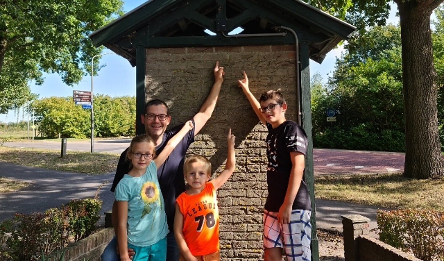Fiets-Foto-Puzzeltocht; Stephan van den Bergh met zijn kinderen Hugo, Emma en Ruben.