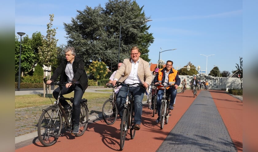 Wethouder Patrick van der velden fietst in gezelschap de Halsterseweg open.